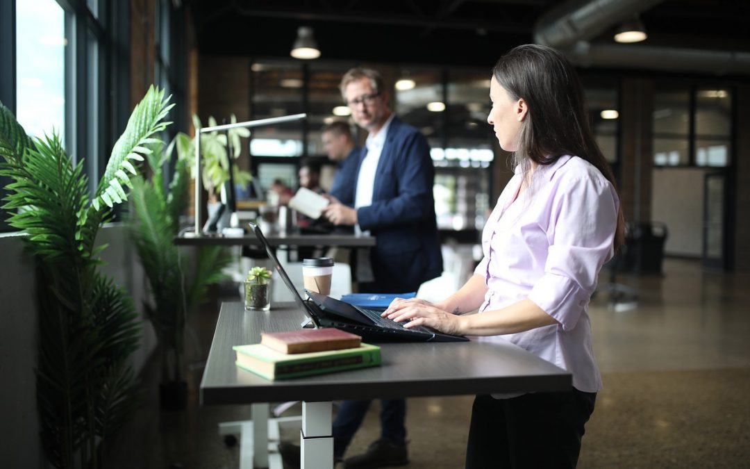 Comment s’habiller au travail : 4 types de codes vestimentaires au bureau