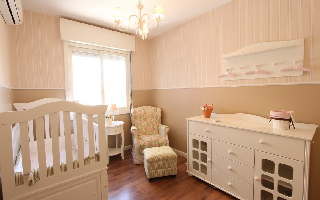 Bébé se met debout dans son lit : 2 façons d’y remédier