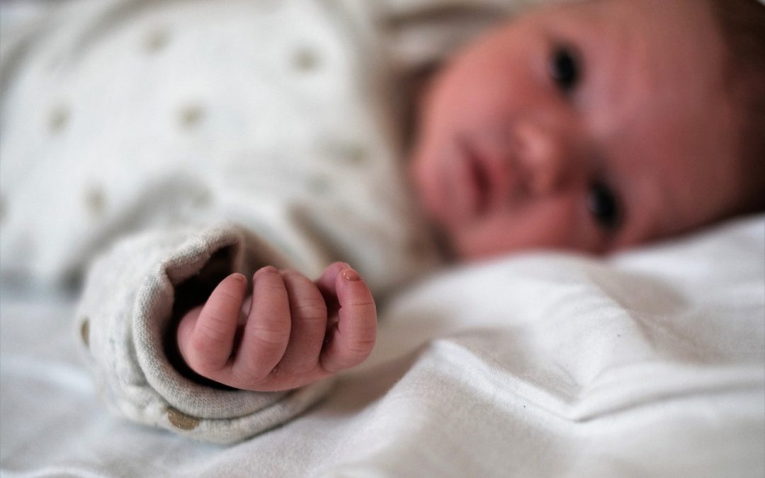 Plagiocéphalie: comprendre le syndrome de la tête plate chez les bébés